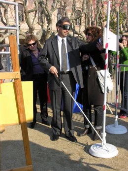 Benach, haciendo el circuito, junto a la delegada de la ONCE en Catalunya, Teres