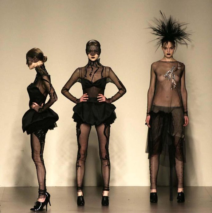 Juego de cortes, tejidos y colores en el universo de Lydia Delgado