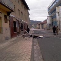 ETA entra en las elecciones vascas con una bomba en Lazkao (Guipúzcoa) que causa graves daños materiales