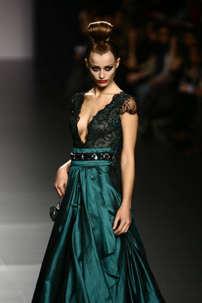 Javier Larrainzar cubre a la mujer de elegancia y sofisticación