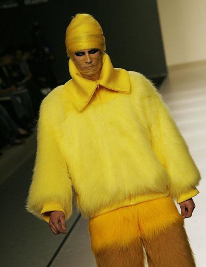 Carlos Díez viste al frío de amarillo