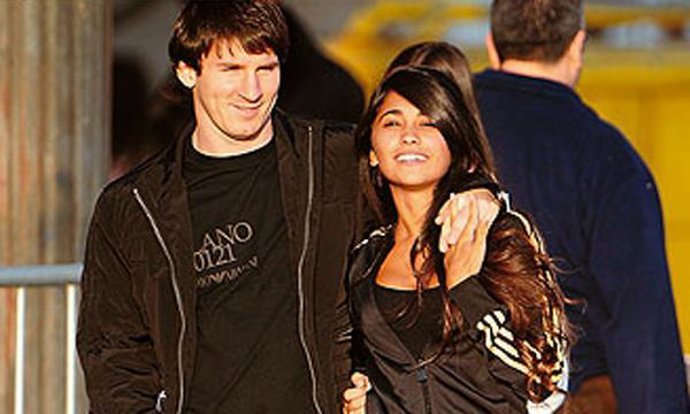Messi y su novia Antonella paseando por Barcelona
