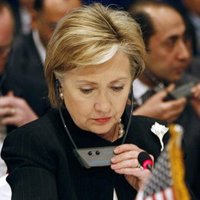 Clinton anuncia una ayuda de 900 millones de dólares para Gaza y asegura que los fondos no llegarán a Hamás