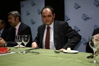 El Gobierno ve positiva la fusión si mejora la defensa de las entidades