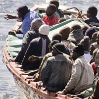 Rescatan una embarcación a dos millas de Tarifa (Cádiz) con 22 inmigrantes subsaharianos, uno de ellos un bebé