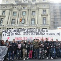 Más de 200 estudiantes exigen en Madrid a Zapatero la destitución de Garmendia y el bloqueo del Plan