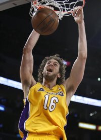 Gasol y Bryant guían a los Lakers hacia la victoria número 50