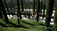 Unas 300 personas homenajean a las víctimas en el Bosque del Recuerdo del Parque del Retiro
