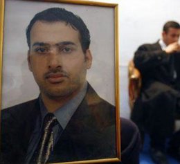 Periodista iraquí que lanzó un zapato a Bush