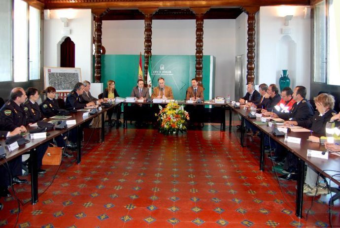 Mandos y responsables de los dispositivos durante la reunión.