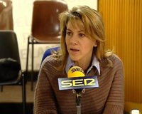 Cospedal defiende a Ana Mato porque "gracias a Dios" lo que hace un marido "no arrastra" a la mujer