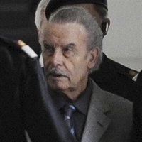 Los medios consiguen captar el rostro de Fritzl en su entrada al tribunal