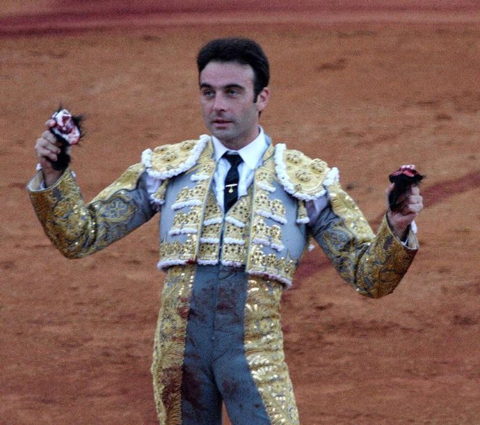 Enrique Ponce, celebrando la corrida con las dos orejas.