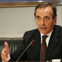 Alonso admite que la presencia de las tropas españolas en Kosovo era incoherente
