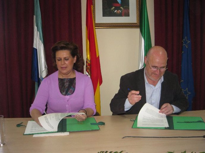 La consejera y el alcalde de Castilleja firman el acuerdo