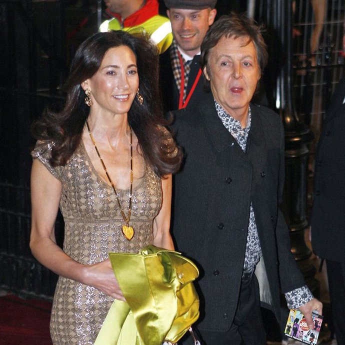 Paul McCartney y su novia, como dos adolescentes