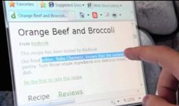 Usuario controlando el interfaz táctil de Windows 7
