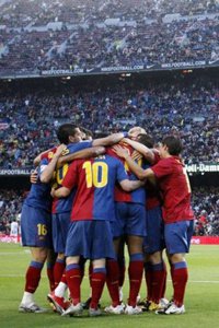 El Barcelona se agarra a Iniesta para superar al Recreativo (2-0)