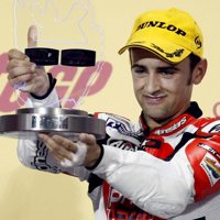 Barberá (Aprilia) 'estrena' el curso con victoria en 250cc, escoltado por un podio sorprendente