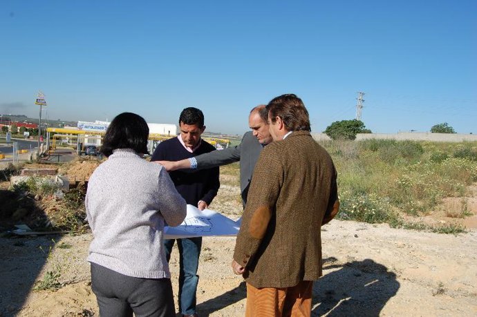 El delegado de Gobernación con el arquitecto y responsables de la obra.
