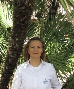 La científica Pilar Mateo entre palmeras 'curadas' del picudo rojo