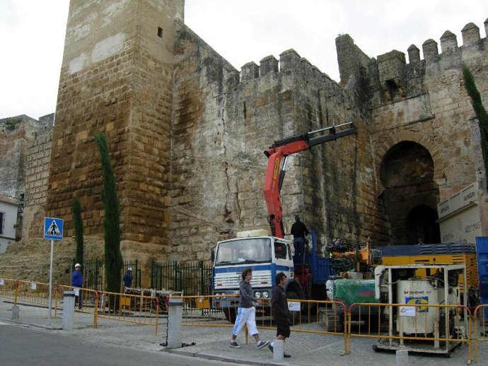 Obras de emergencia en la Puerta de Sevilla