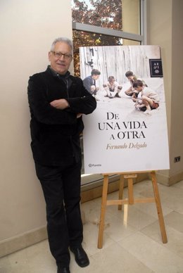 El escritor Fernando Delgado presenta su última novela 'De una vida a otra'