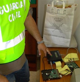 Uno de los materiales intervenidos al detenido