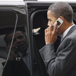 El presidente de eeuu Barack Obama habla por teléfono