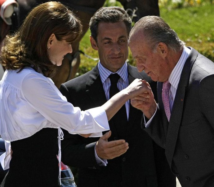 Nicolás Sarkozy y Carla Bruni con el Rey