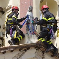 El Papa pide "un serio examen de conciencia" durante su visita a la zona del terremoto en Italia