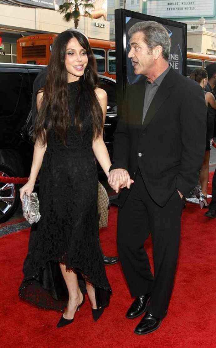 Mel Gibson aparece en público con su nueva novia