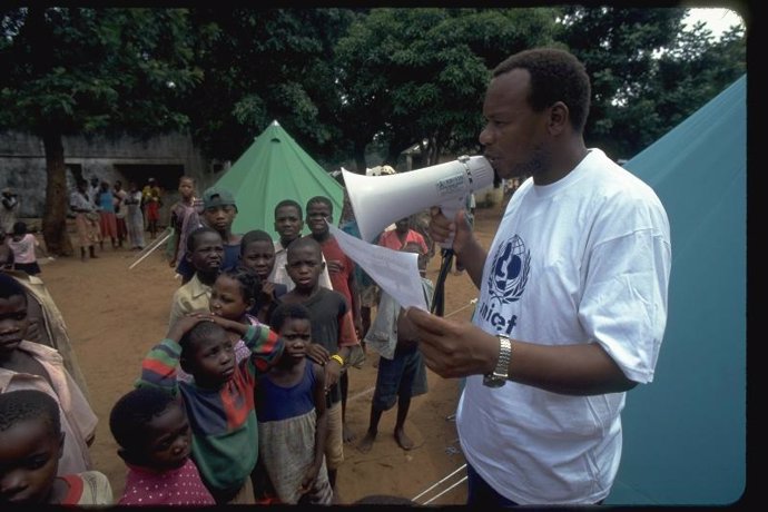 Un cooperante de UNICEF coordina un grupo de niños en África