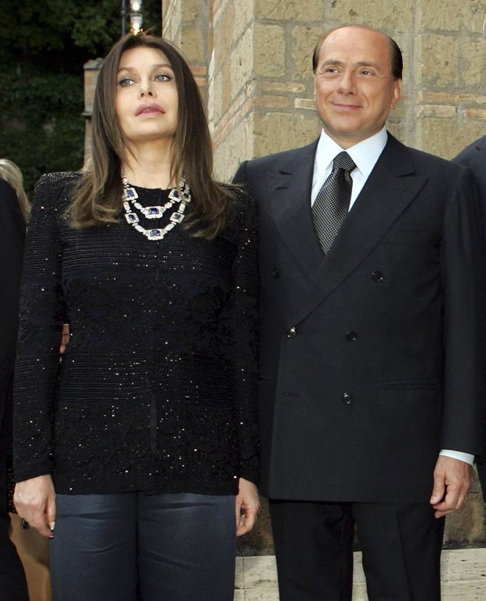 El diario de los obispos italianos critica el divorcio mediático de Berlusconi
