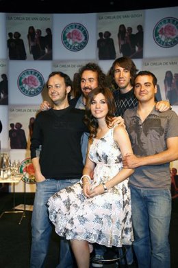 La nueva cantante con el resto del grupo