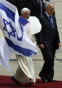 Papa insinúa su apoyo a la solución de dos Estados a su llegada al aeropuerto de Ben Gurión, en Israel