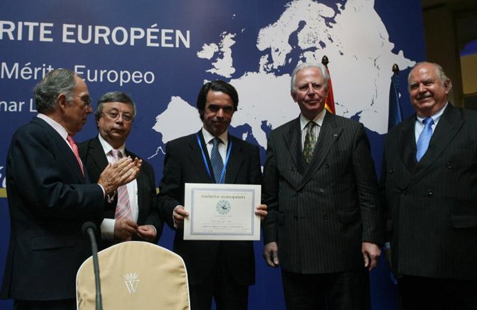 Aznar recibe medalla