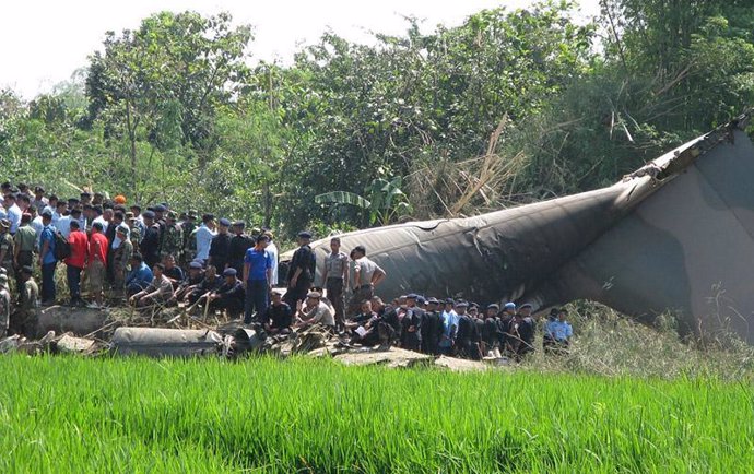 Avión del ejército se estrella en Indonesia
