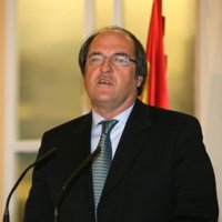 Gabilondo necesita "un buen rato para decidir qué es un ser humano" y aboga por que un adulto esté con la menor