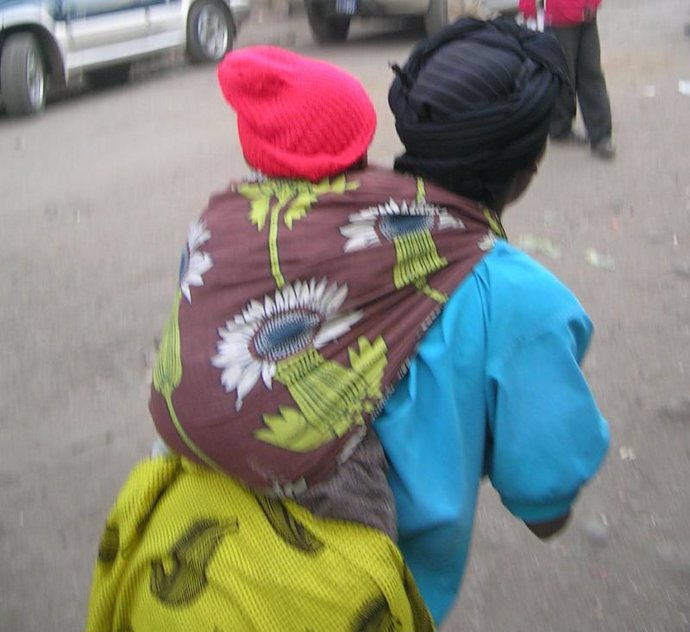 mujer africana con bebé