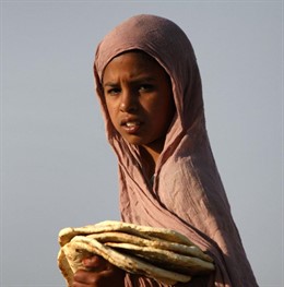 niña desplazada en afganistán