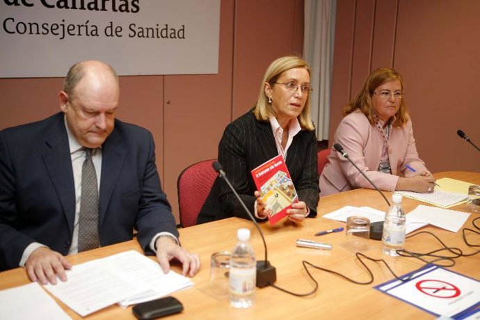 De izquierda a derecha, el director general de Salud Pública, Enrique Torres, la