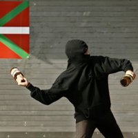 Desconocidos prenden fuego a un cajero automático en Getxo (Vizcaya) tras rociarlo con líquido inflamable