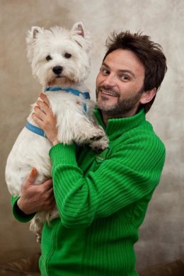 Fernando Tejero posa con su mascota