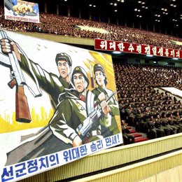 Militares en asamblea en Corea del Norte