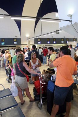 pasajeros en el aeropuerto de Sevilla