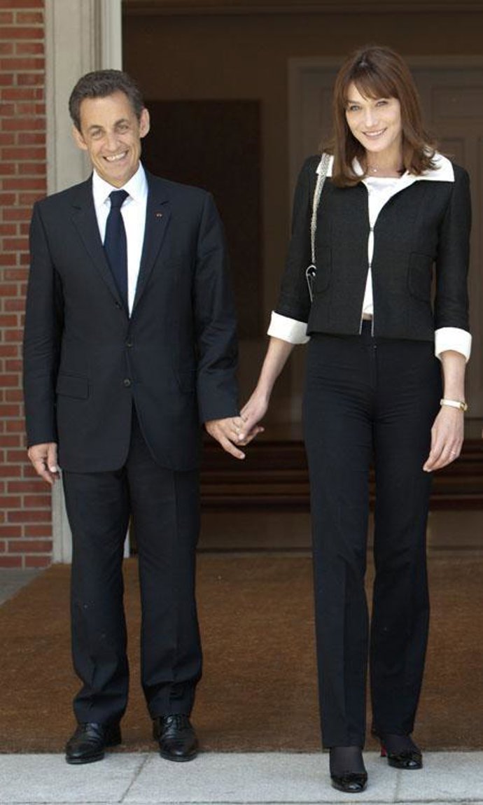 Carla Bruni, molesta por las bromas con las alzas de Sarkozy