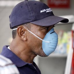 Hombre mascarilla gripe nueva A