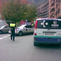 Herido leve un ertzaina por el lanzamiento de objetos contra patrullas que quitaban pancartas de ETA en Galdakao (Vizcaya)