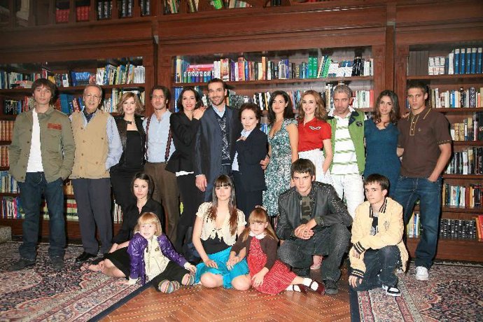 El elenco al completo